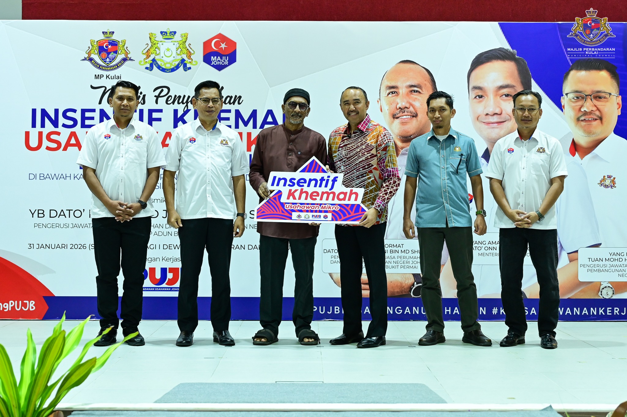 MAJLIS PERASMIAN PENYERAHAN INSENTIF KHEMAH USAHAWAN MIKRO DAERAH KULAI DI BAWAH KAWASAN PENTADBIRAN MAJLIS PERBANDARAN KULAI